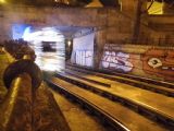 Budapešť: vánoční tramvaj vyjíždí ze směrově a sklonově problematického podjezdu řetězového mostu u zastávky Clark Ádám tér	7.12.2013	 © Jan Přikryl