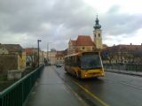 Győr: autobus Credo BN 12, jedoucí po mostě Rába Kettős híd, je licenční kopie českého ''hrbatého SORu, ale vypadá o poznání elegantněji	8.12.2013	 © Aleš Svoboda