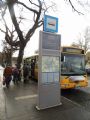 Győr: autobus Credo BN 12 stojí na zastávce Zechmeister utca, Bécsi kapu tér u typizovaného označníku, postaveného v roce 2011 s podporou EU	8.12.2013	 © Jan Přikryl