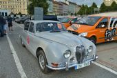 12.8.2014 - Praha hl.n.: Jaguar a prezident Jaguar Enthusiasts'' Clubu Evžen Reitschläger ml. © Jiří Řechka