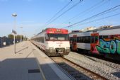 11.06.2014 - Malgrat de Mar: k 2. nástupišti přijíždí 447-168 jako vlak L'Hospitalet de Llobregat - Figueres © PhDr. Zbyněk Zlinský