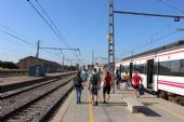 11.06.2014 - Figueres: 447-168 jako vlak L'Hospitalet de Llobregat - Figueres a jeho cestující © PhDr. Zbyněk Zlinský