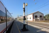 11.06.2014 - Figueres: dvojice 449-026 + 449-027 jako vlak Figueres - Barcelona Sants a torzo vodního jeřábu © PhDr. Zbyněk Zlinský