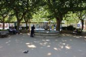 11.06.2014 - Figueres: důchodci, holubi a úklid kašny v parku na Plaça Estació © PhDr. Zbyněk Zlinský