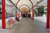 11.06.2014 - Figueres: autobusové nádraží - vchod do odbavovací haly od stanovišť © PhDr. Zbyněk Zlinský