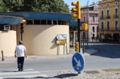 11.06.2014 - Figueres: směrovka ke stanici AVE na nároží Carrer Empordà a Avinguda de Salvador Dalí i Domènech © PhDr. Zbyněk Zlinský