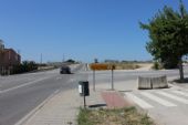 11.06.2014 - Figueres: směrovka k nádraží AVE na výpadovce N-260 (Carretera d''Olot), v pozadí nadjezd nad tratí © PhDr. Zbyněk Zlinský