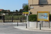 11.06.2014 - Figueres: nároží Carrer de les Pedreres a Carrer Avinyonet se směrovkou ke stanici Figueres Vilafant © PhDr. Zbyněk Zlinský