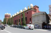 11.06.2014 - Figueres: Teatre-Museu Dalí z křižovatky Pujada del Castell a Carrer de Llers © PhDr. Zbyněk Zlinský