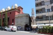 11.06.2014 - Figueres: Teatre-Museu Dalí a Església de Sant Pere z křižovatky Pujada del Castell a Carrer de Llers © PhDr. Zbyněk Zlinský