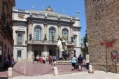 11.06.2014 - Figueres: hlavní vchod do Teatre-Museu Dalí z Plaça de Gala i Salvador Dalí © PhDr. Zbyněk Zlinský