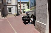 11.06.2014 - Figueres: surrealistický trhovec na Plaça de Gala i Salvador Dalí © PhDr. Zbyněk Zlinský
