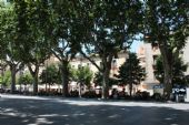 11.06.2014 - Figueres: Rambla - posezení ve stínu, za stromy Museu del Joguet de Catalunya © PhDr. Zbyněk Zlinský