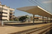 11.06.2014 - Girona: nástupiště mezi normálněrozchodnou kolejí č. 4 a splítkou 1668/1435 mm v koleji č. 2 (foto z vlaku) © PhDr. Zbyněk Zlinský