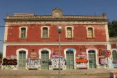 11.06.2014 - Fornells de la Selva: výpravní budova je zabedněná a pomalovaná (foto z vlaku) © PhDr. Zbyněk Zlinský