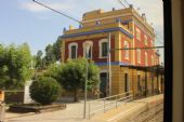 11.06.2014 - Caldes de Malavella: výpravní budova (foto z vlaku) © PhDr. Zbyněk Zlinský