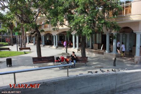 11.06.2014 - Malgrat de Mar: Plaça de Mariá Cubí s podloubím hotelu Sorra d'Or od východu ze stanice © PhDr. Zbyněk Zlinský