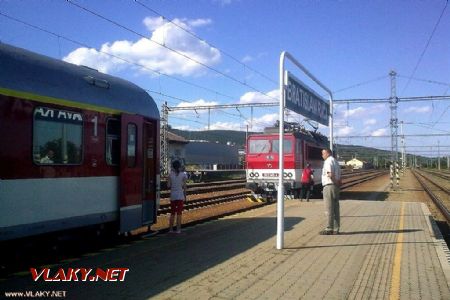 14.6.2014 - Bratislava-Rača: Náhradný rušeň zachádza na vlak © Ondrej Krajňák