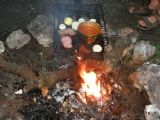 Srpen 2014 - Katarínka: trampská večeře - uzené, cibule a guláš na ohni © Vašek Sukdolák