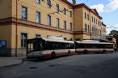 28.08.2014 - Jihlava: odpočívající trolejbusy před nádražím © Radek Hořínek