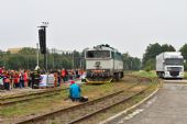 19.9.2014 - Žďár nad Sázavou: Porovnání brzdných vzdáleností lokomotivy a auta na mokru © Jiří Řechka
