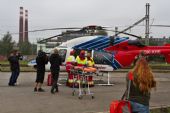 19.9.2014 - Žďár nad Sázavou: Nakládání zraněného pacienta do vrtulníku © Jiří Řechka