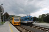 22.9.2014 - Bylnice: 814 093-1 do Horní Lidče a 842 036-6 do Starého Města u Uh.Hradiště © Karel Furiš