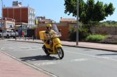 19.06.2014 - Malgrat de Mar: motorizovaný pošťák vyráží z Plaça de l'Ancora směrem k Santa Susanně © PhDr. Zbyněk Zlinský