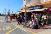 19.06.2014 - Malgrat de Mar: očekávání transferu na Plaça de l'Ancora, s jmenovkou zástupkyně CK © PhDr. Zbyněk Zlinský