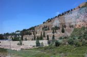 19.06.2014 - Barcelona: hřbitov Montjuïc čili Cementiri de Montjuïc s tratí podél silnice (foto z autobusu) © PhDr. Zbyněk Zlinský