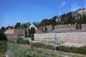 19.06.2014 - Barcelona: hřbitov Montjuïc čili Cementiri de Montjuïc s tratí podél silnice (foto z autobusu) © PhDr. Zbyněk Zlinský