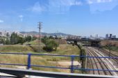 19.06.2014 - Barcelona: přejíždíme koleje vedoucí od stanice El Prat de Llobregat k nádraží Barcelona-Sants (foto z autobusu) © PhDr. Zbyněk Zlinský