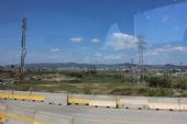 19.06.2014 - Barcelona: předměstská krajina s tratí El Prat de Llobregat - Castelldefels/Aeroport (foto z autobusu) © PhDr. Zbyněk Zlinský