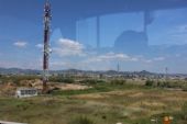 19.06.2014 - Barcelona: předměstská krajina s tratí El Prat de Llobregat - Castelldefels/Aeroport (foto z autobusu) © PhDr. Zbyněk Zlinský