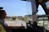 19.06.2014 - Barcelona-El Prat: přejíždíme trať linky R2 Nord, pohled směrem ke stanici Aeroport (foto z autobusu) © PhDr. Zbyněk Zlinský