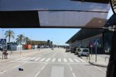 19.06.2014 - Barcelona-El Prat: přijíždíme ke stanovišti transferových autobusů u terminálu T2 (foto z autobusu) © PhDr. Zbyněk Zlinský