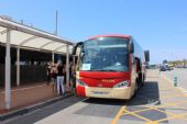 19.06.2014 - Barcelona-El Prat: vykládání zavazadel u terminálu T2C © PhDr. Zbyněk Zlinský