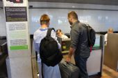 19.06.2014 - Barcelona-El Prat: slečně u přepážky 11 pro let QS 1059 do Prahy to moc nejde © PhDr. Zbyněk Zlinský