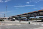 19.06.2014 - Barcelona-El Prat: most spojující terminál T2 se stanicí Aeroport má podobu vlaku Rodalies © PhDr. Zbyněk Zlinský