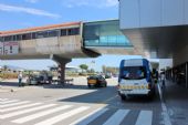 19.06.2014 - Barcelona-El Prat: ruch pod mostem spojujícím terminál T2 se stanicí Aeroport © PhDr. Zbyněk Zlinský