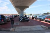 19.06.2014 - Barcelona-El Prat: parkoviště motocyklů pod mostem spojujícím terminál T2 se stanicí Aeroport © PhDr. Zbyněk Zlinský