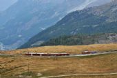 Potkání jednotky na Gornergrat a manipulačního vlaku do Zermattu, 24.09.2014 © Pavel Stejskal