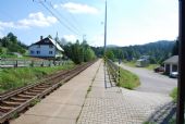 09.08.2014 - Skalité Serafínov: Železničná trať aj zastávka sú v poriadnom stúpaní © Lukáš Holeš