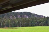 23.8.2014 - Adršpach: Adršpašsko-teplické skály, foceno z okna vlaku © Jiří Řechka