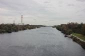 22.10.2014 - úsek Břeclav - Wien Simmering: přejíždíme Nový Dunaj, vlevo elektrárna Donaustadt (foto z EC 73) © PhDr. Zbyněk Zlinský