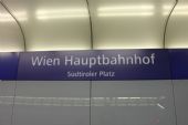 22.10.2014 - Wien Hauptbahnhof: označení stanice na 2. nástupišti © PhDr. Zbyněk Zlinský