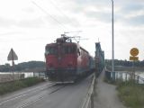 23.8.2014 - Novi Sad, EC 272 Avala projíždí po provizorním mostě © Marek Vojáček