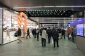 22.10.2014 - Wien Hauptbahnhof: výprava z ČR mezi místními cestujícími a nakupujícími ve vstupní pasáži © PhDr. Zbyněk Zlinský