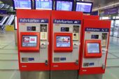 22.10.2014 - Wien Hauptbahnhof: vstupní pasáž od ulice Am Hauptbahnhof, automaty na jízdenky © PhDr. Zbyněk Zlinský