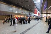 22.10.2014 - Wien Hauptbahnhof: DI Vinzenz Friedel Kroner v roli zasvěceného průvodce © PhDr. Zbyněk Zlinský